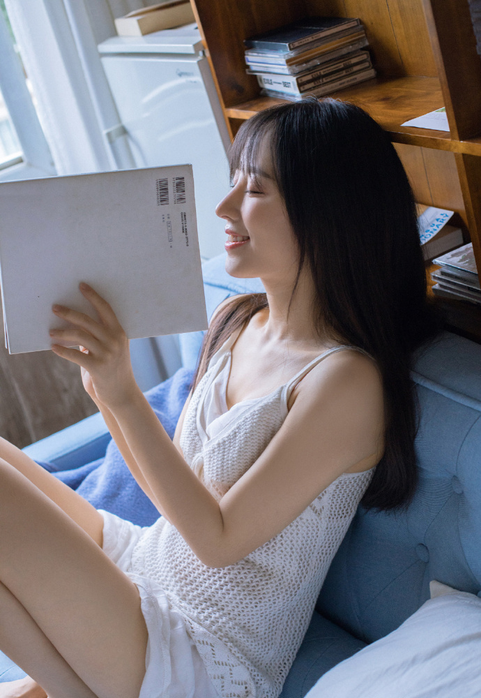 清纯美女性感吊带沙发上唯美写真 4