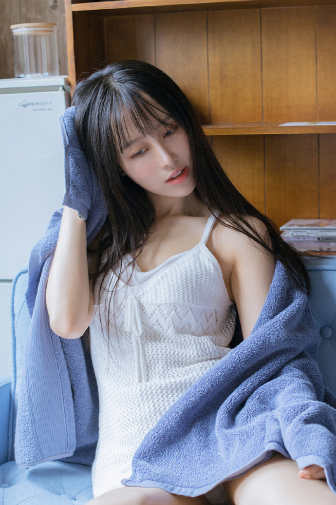 清纯美女性感吊带沙发上唯美写真 6