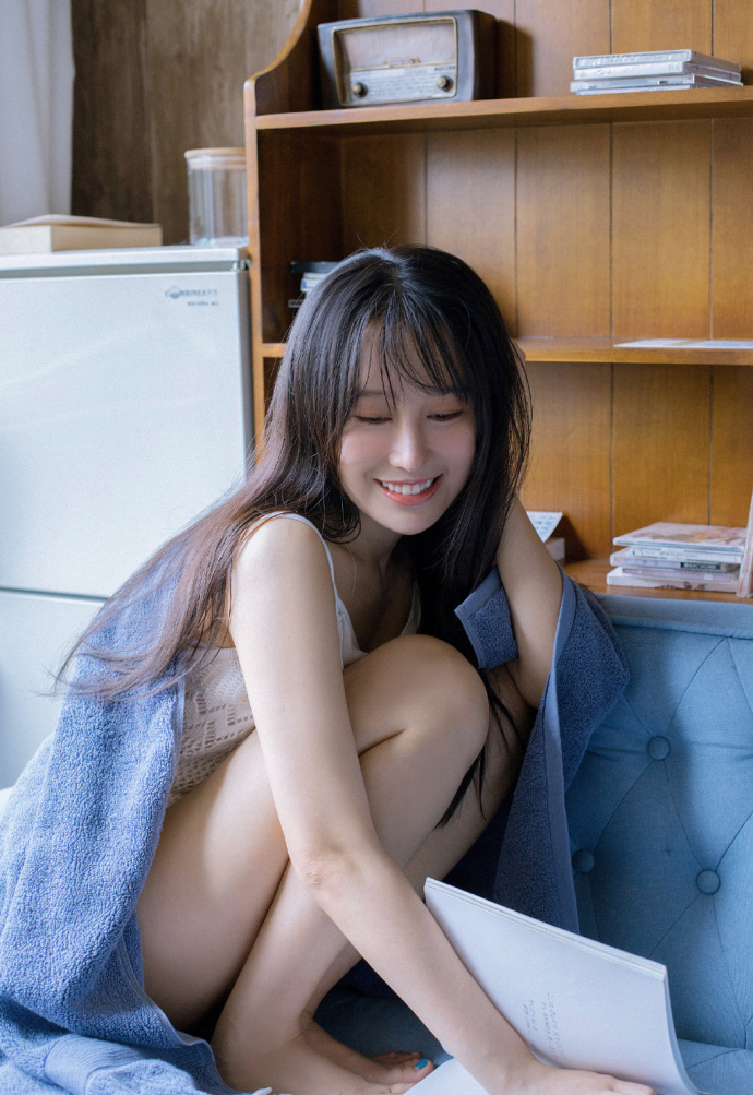 清纯美女性感吊带沙发上唯美写真 8