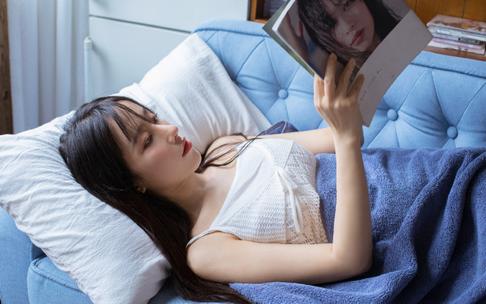 清纯美女性感吊带沙发上唯美写真 9