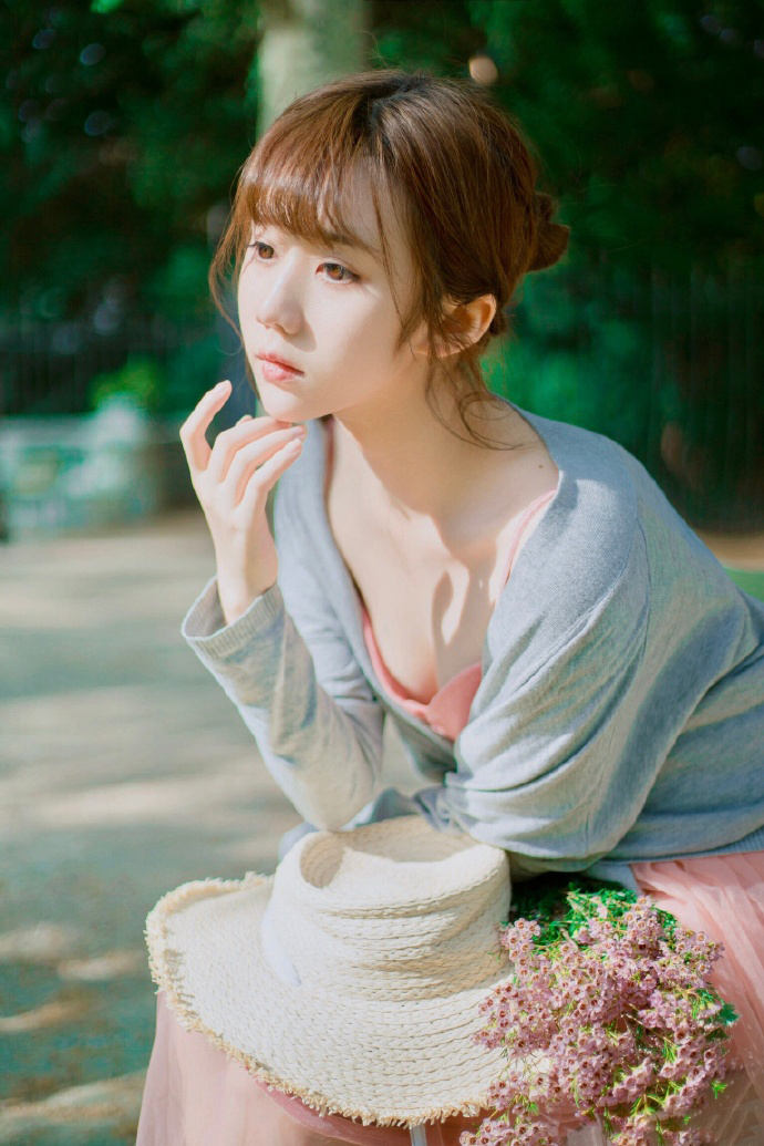唯美田园少女低胸甜美写真 7