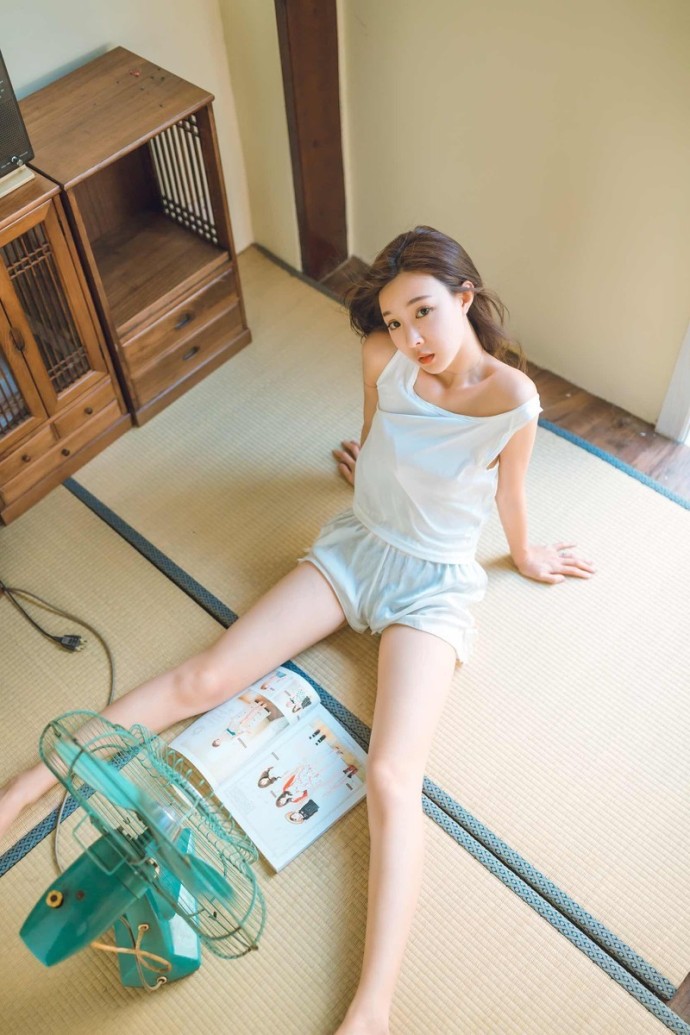清纯长腿美女白嫩性感私房写真 8
