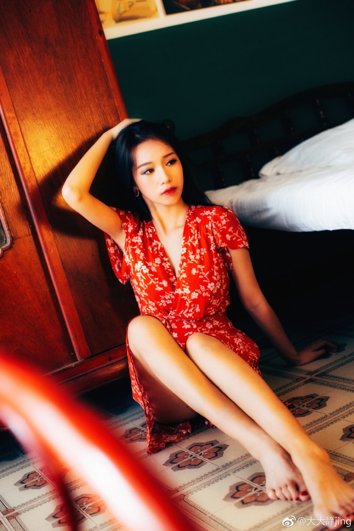 网红清纯少女红色碎花裙复古写真 2