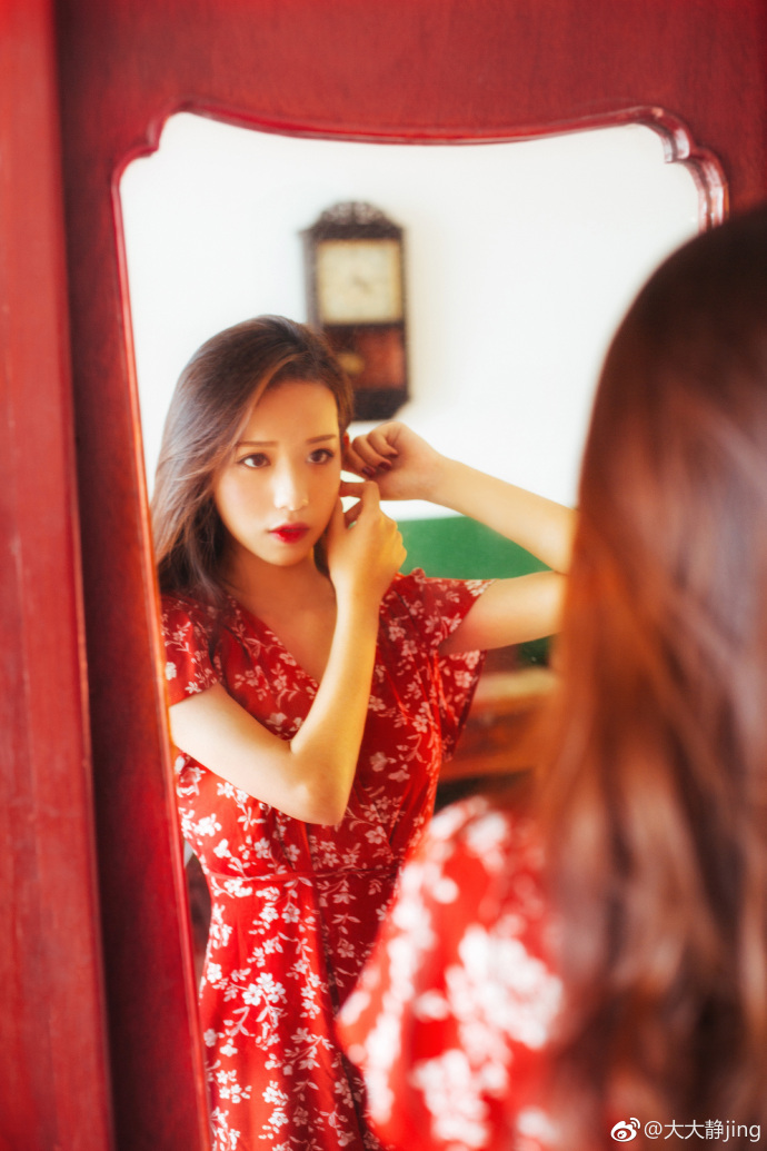 网红清纯少女红色碎花裙复古写真 4