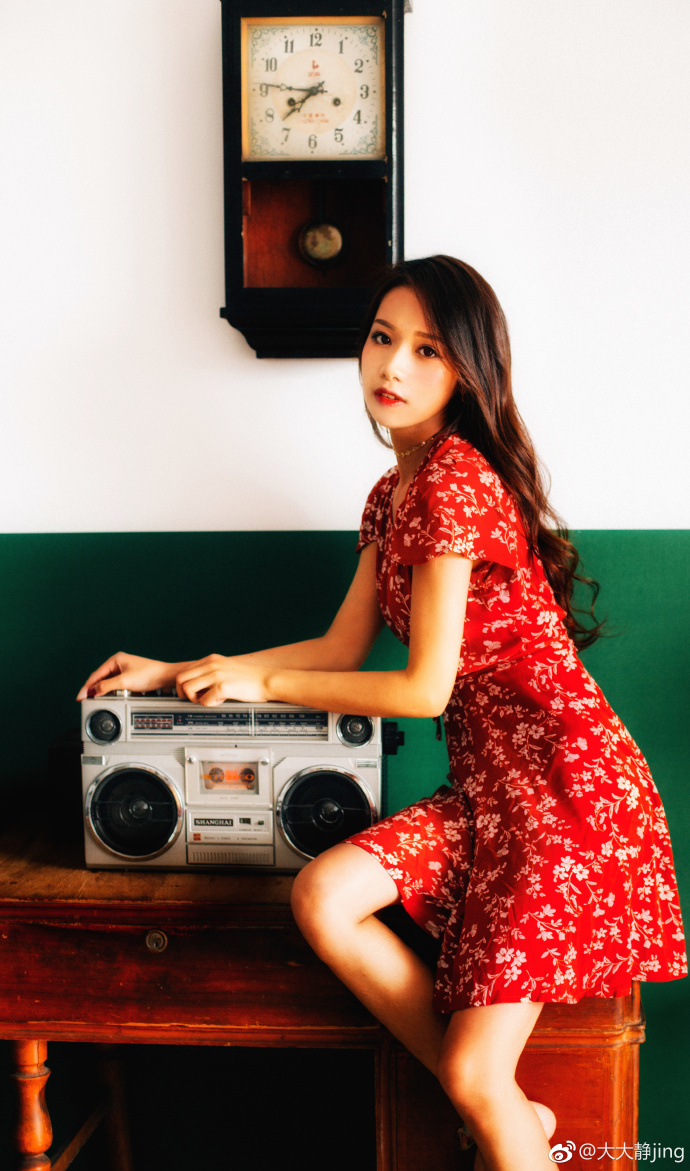 网红清纯少女红色碎花裙复古写真 6