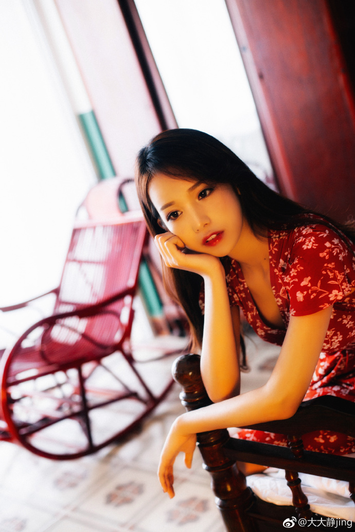 网红清纯少女红色碎花裙复古写真 7