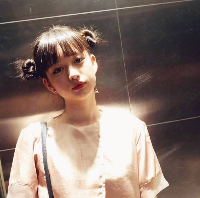 齐刘海发型图片_齐刘海女孩可软萌可暗黑的自拍