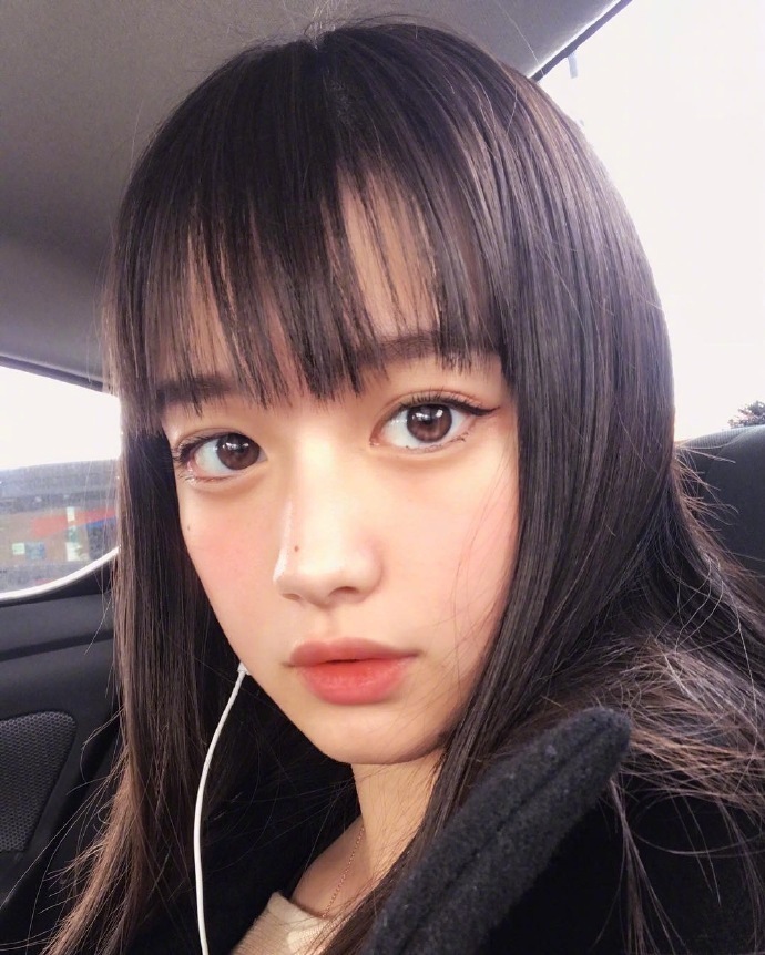齐刘海发型图片_齐刘海女孩可软萌可暗黑的自拍 9