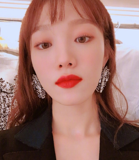 韩国美女明星李圣经可爱文艺时尚图片 5