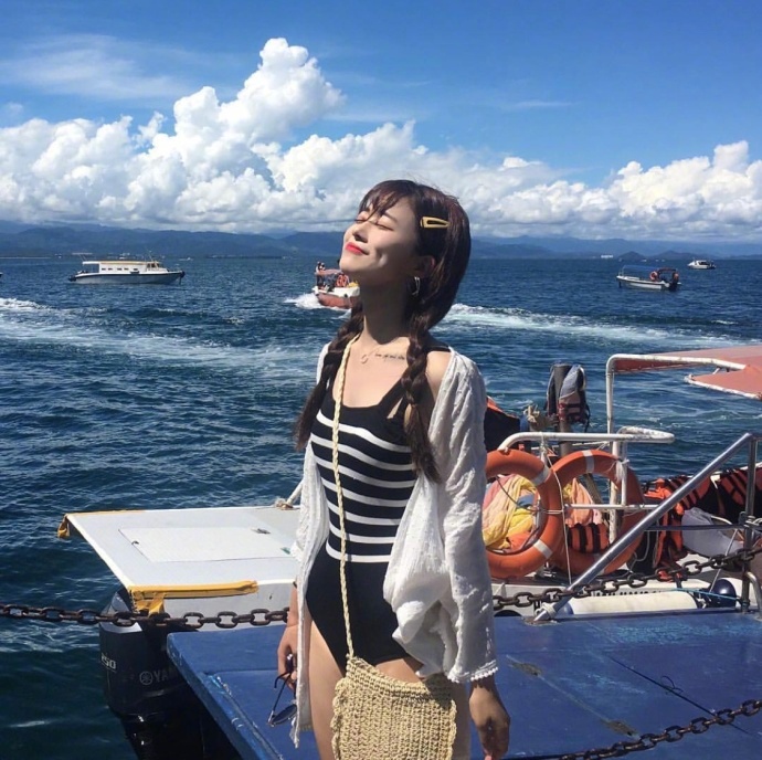 酒窝美女甜美笑容自拍照