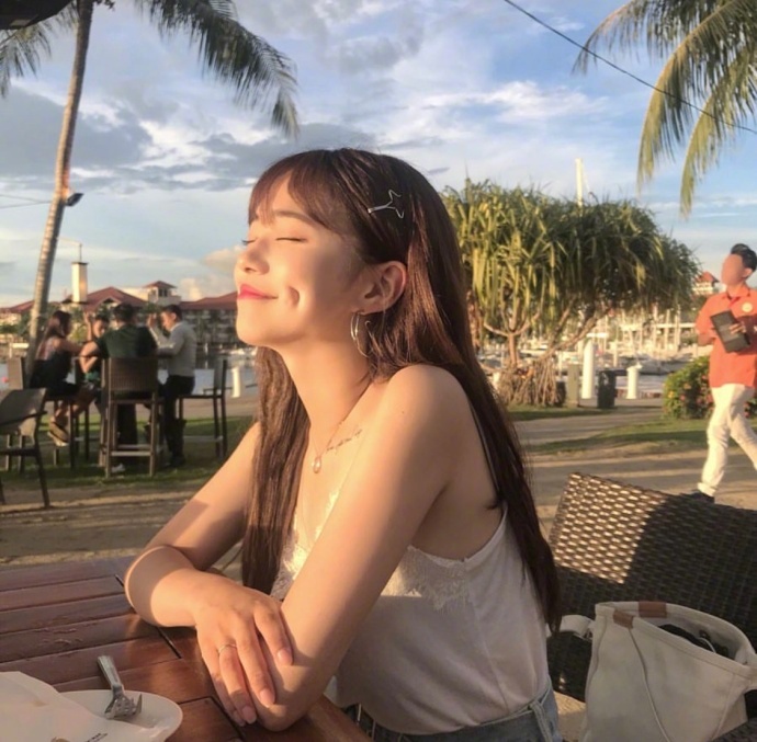 酒窝美女甜美笑容自拍照 2