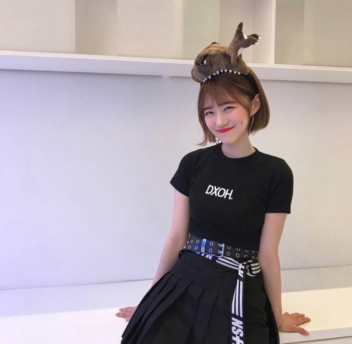 酒窝美女甜美笑容自拍照 3