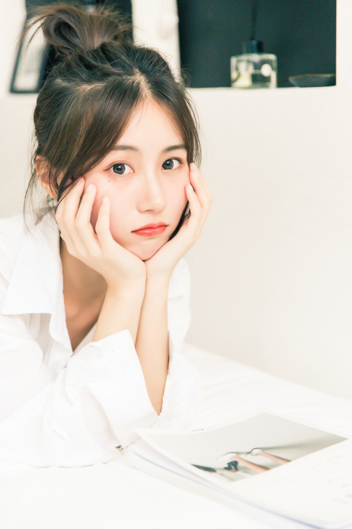 白衬衫美女俏丽可人私房写真 2