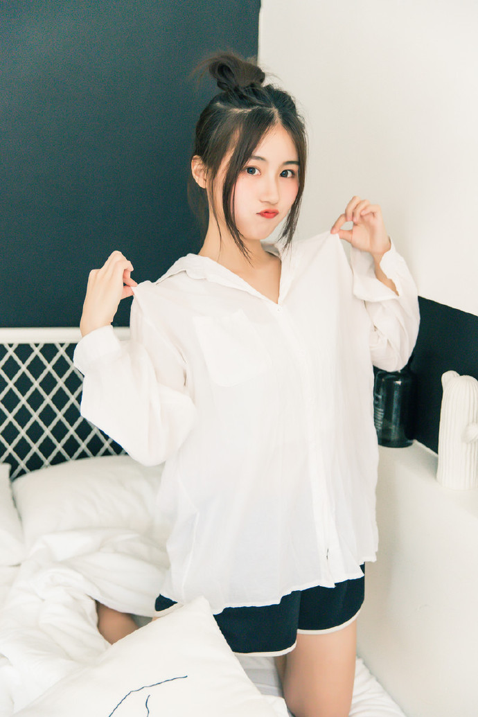 白衬衫美女俏丽可人私房写真 3