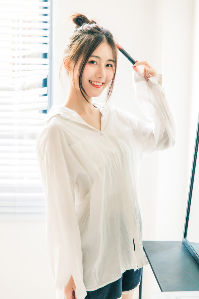 白衬衫美女俏丽可人私房写真 5