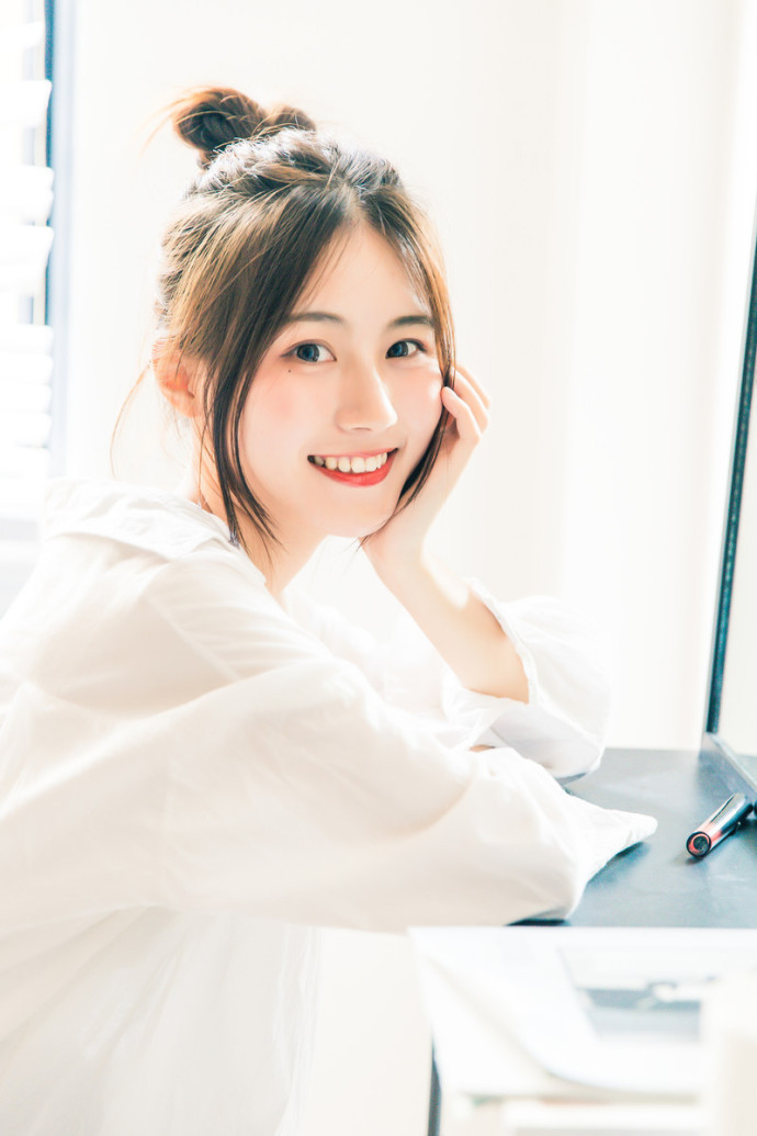 白衬衫美女俏丽可人私房写真 6