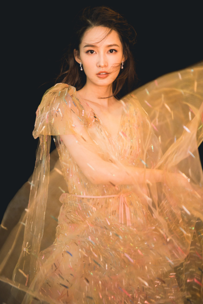 李沁图片_内地女演员李沁一袭薄纱长裙女人味十 3