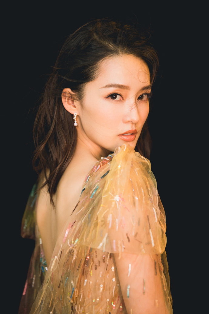 李沁图片_内地女演员李沁一袭薄纱长裙女人味十 4
