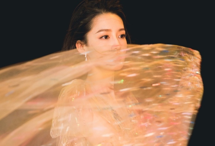 李沁图片_内地女演员李沁一袭薄纱长裙女人味十 6