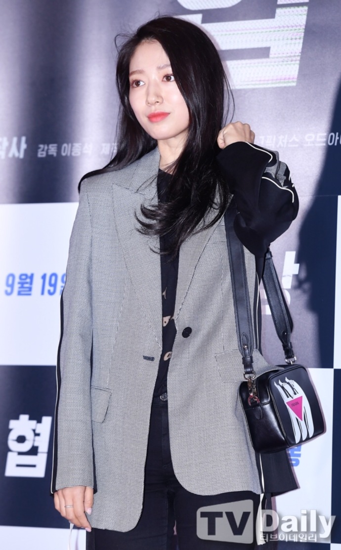 韩国女演员出席电影《协商》朴信惠照片 3