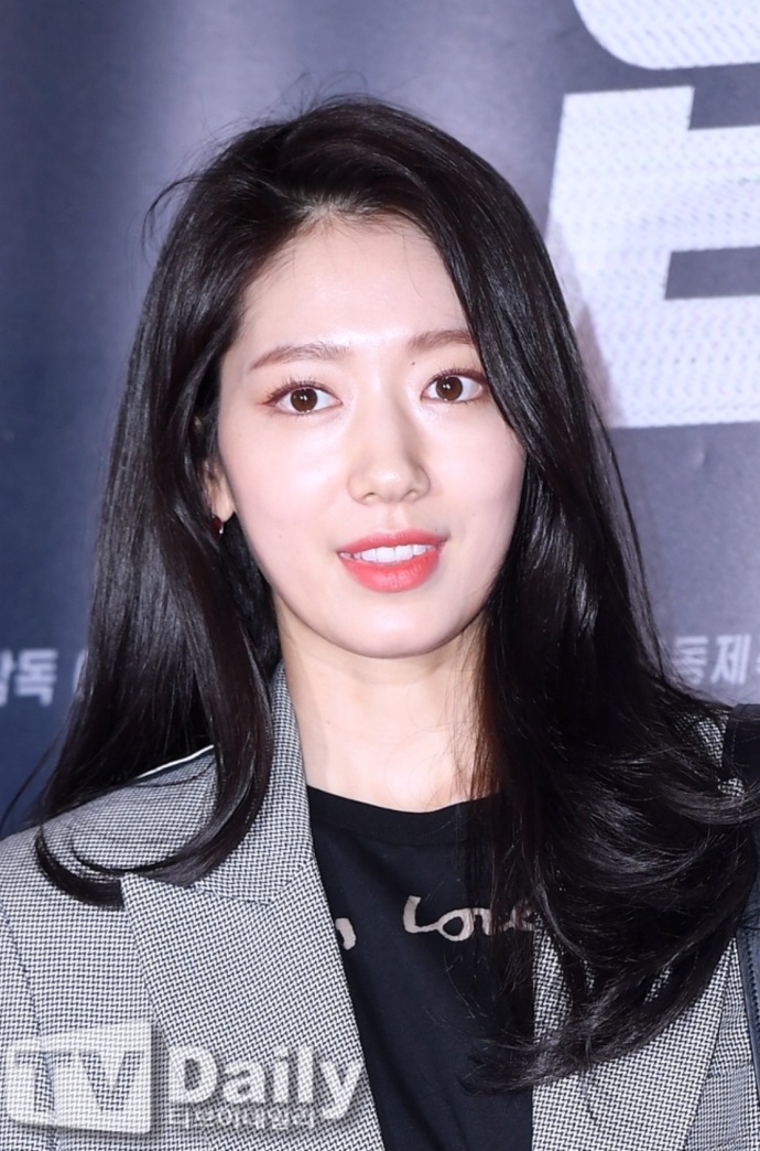 韩国女演员出席电影《协商》朴信惠照片 4