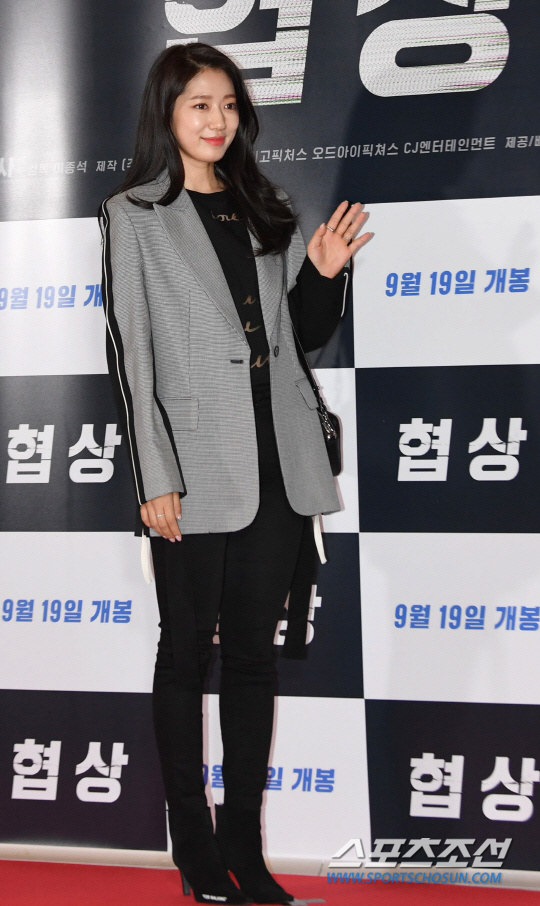 韩国女演员出席电影《协商》朴信惠照片 8