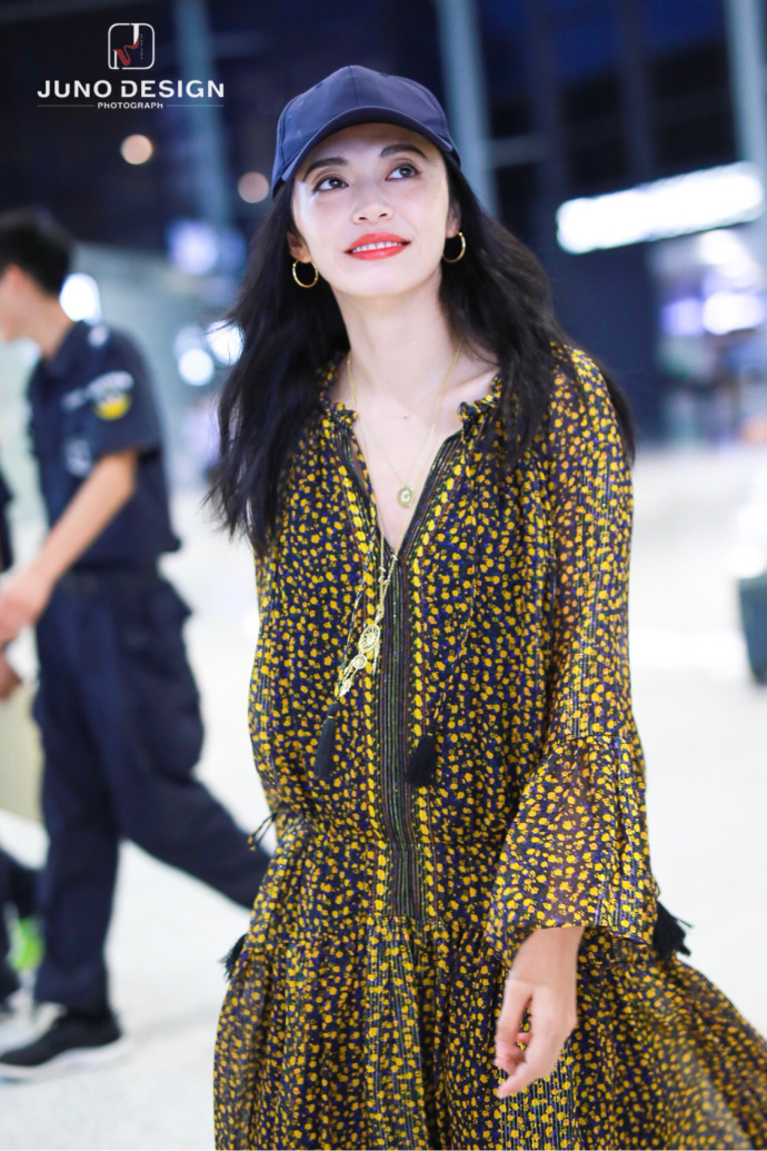 内地女演员姚晨黄色碎花长裙搭配cap帽小白鞋现 3
