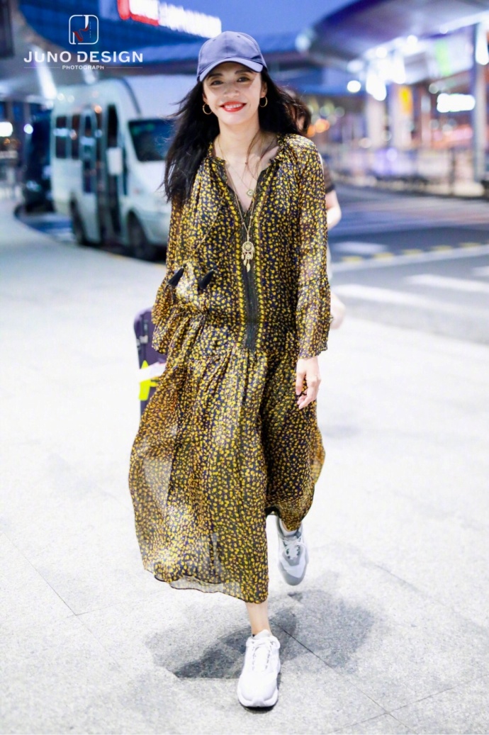 内地女演员姚晨黄色碎花长裙搭配cap帽小白鞋现 4