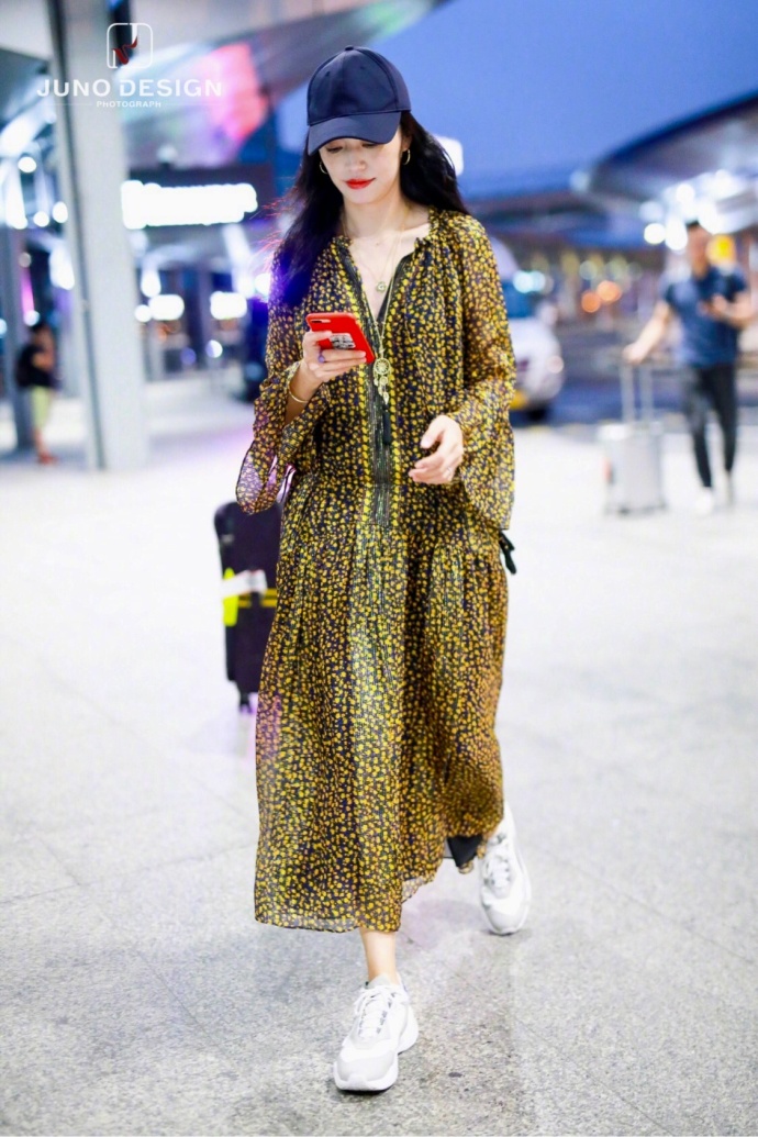 内地女演员姚晨黄色碎花长裙搭配cap帽小白鞋现 6