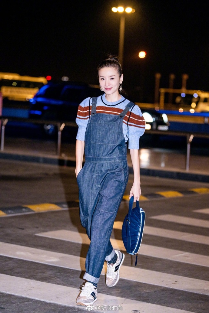 内地女演员董洁针织衫搭配牛仔背带裤现身机场 2