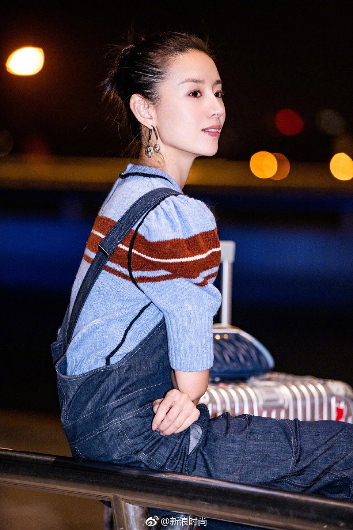 内地女演员董洁针织衫搭配牛仔背带裤现身机场 3