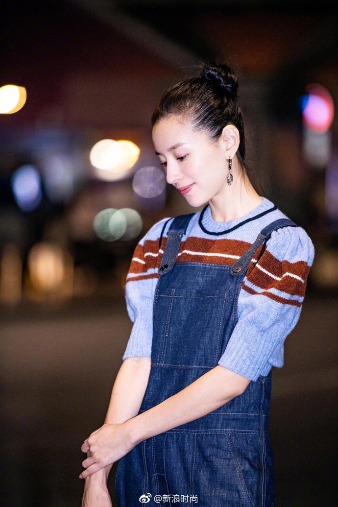 内地女演员董洁针织衫搭配牛仔背带裤现身机场 4