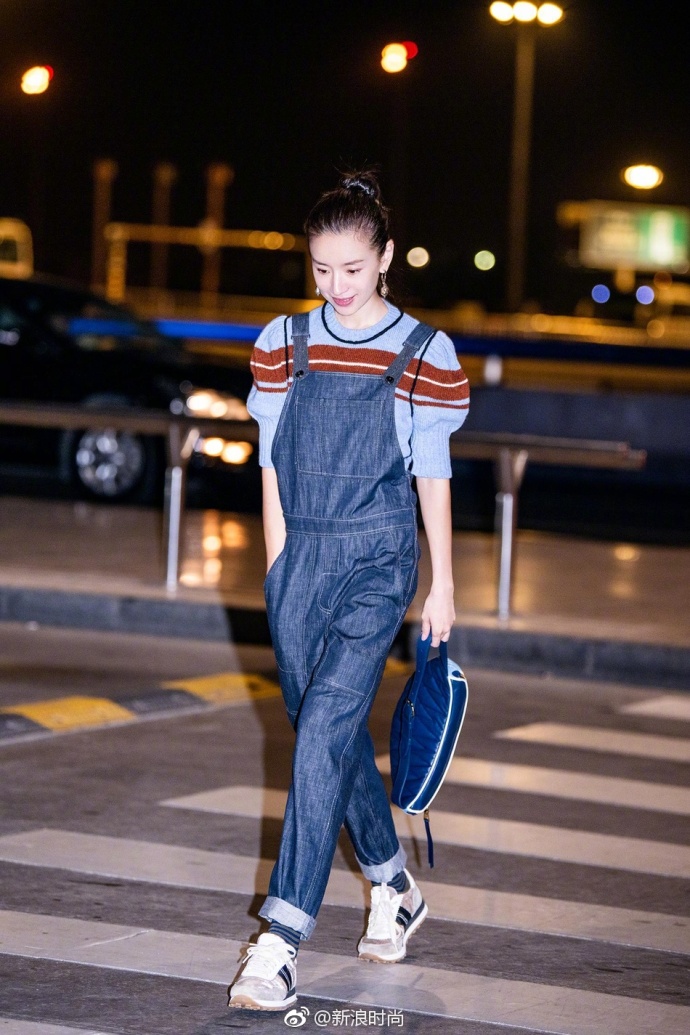内地女演员董洁针织衫搭配牛仔背带裤现身机场 7