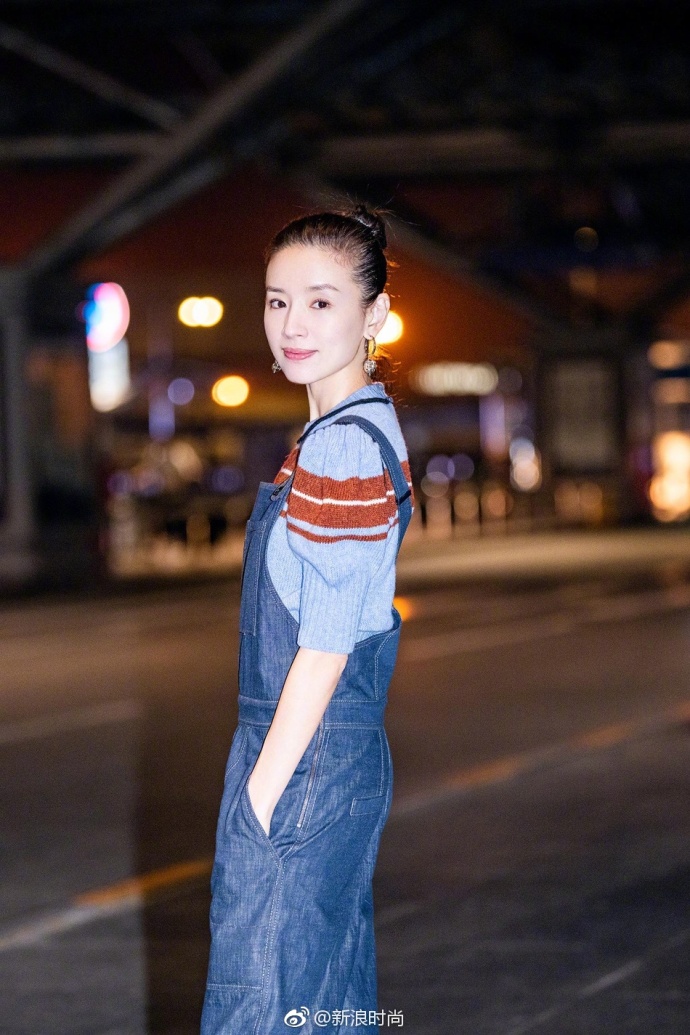 内地女演员董洁针织衫搭配牛仔背带裤现身机场 8