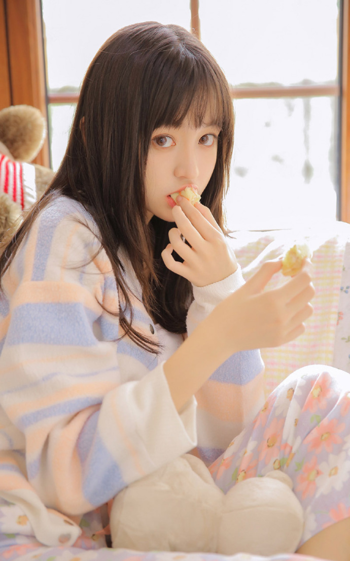 清新灵动的美少女居家写真 4