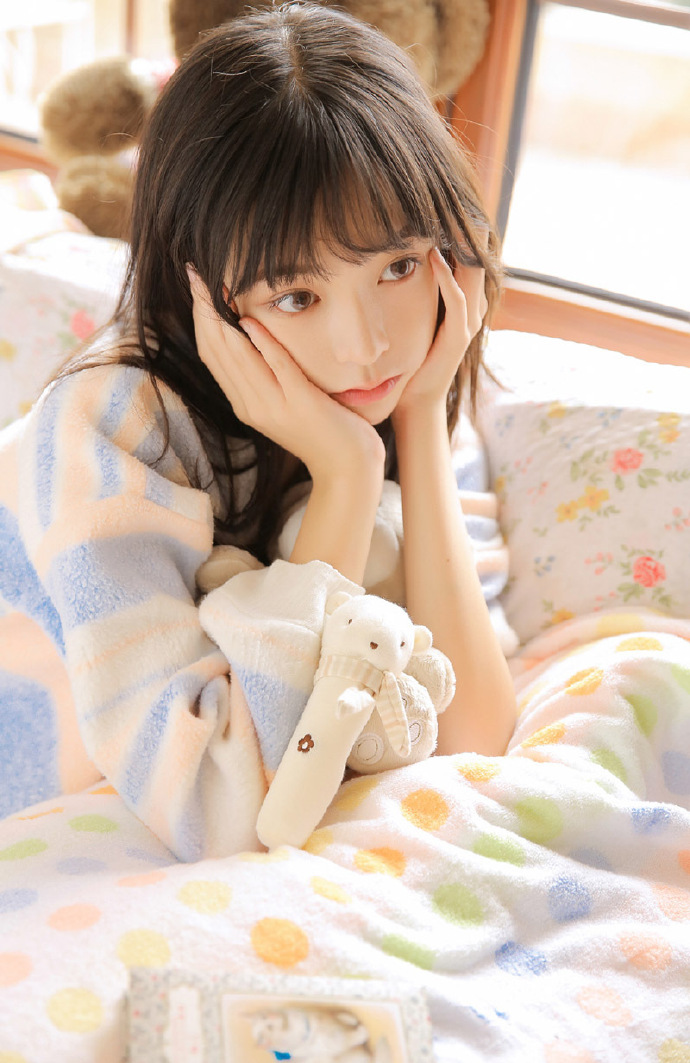 清新灵动的美少女居家写真 5