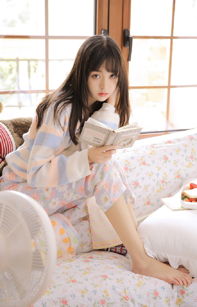 清新灵动的美少女居家写真 6