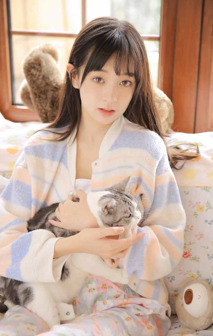 清新灵动的美少女居家写真 7