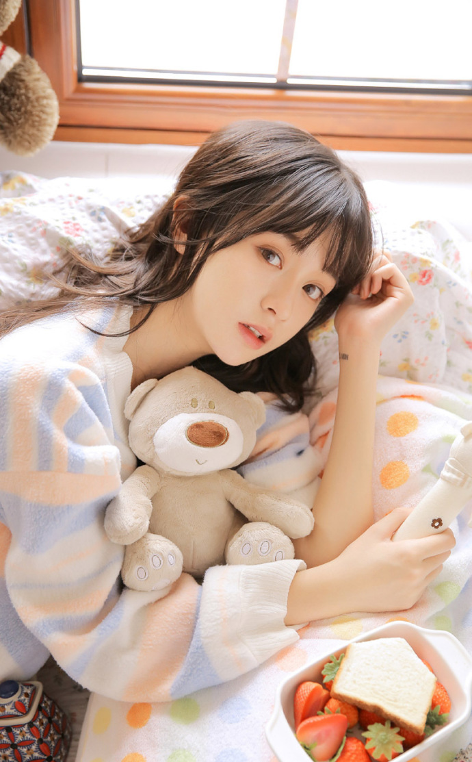 清新灵动的美少女居家写真 8