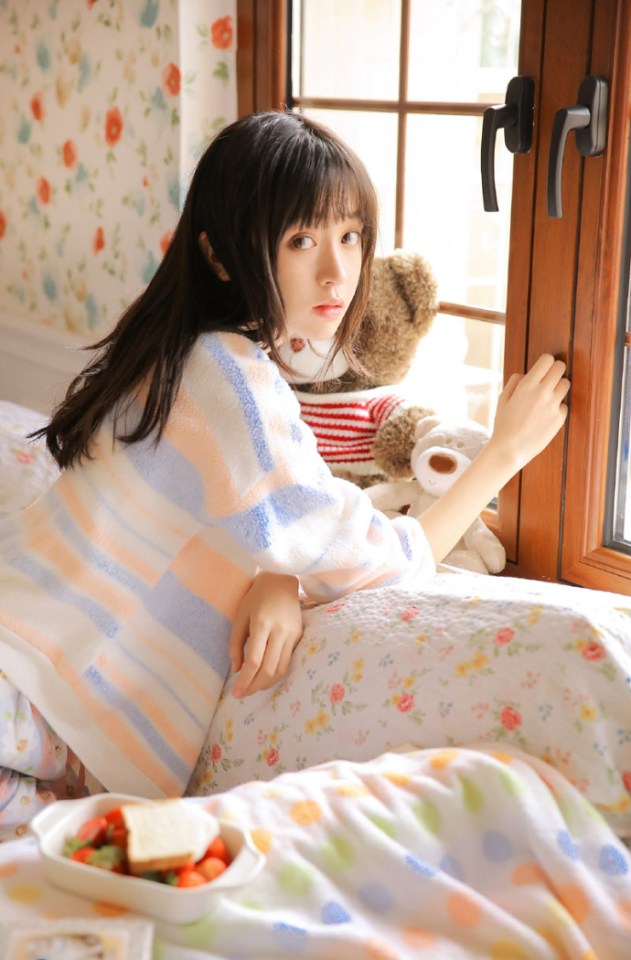清新灵动的美少女居家写真 9