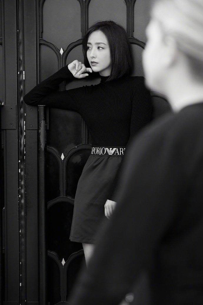 新疆美女佟丽娅出发米兰时装周修身短裙搭配复 3