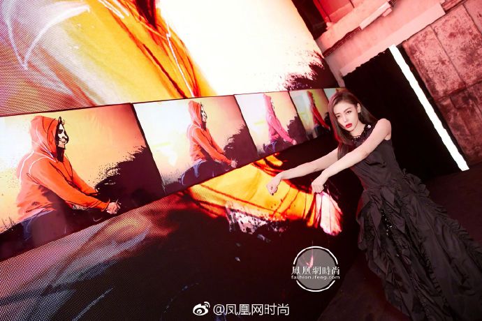 太子妃张天爱Moncler2019春夏时装周大秀黑色长裙简 2