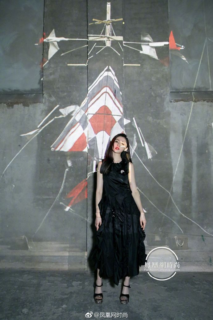 太子妃张天爱Moncler2019春夏时装周大秀黑色长裙简 3