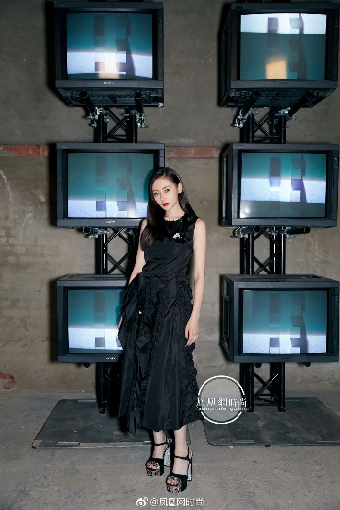 太子妃张天爱Moncler2019春夏时装周大秀黑色长裙简 4