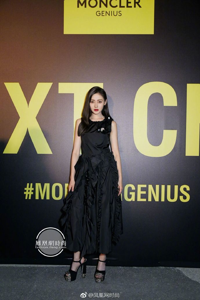太子妃张天爱Moncler2019春夏时装周大秀黑色长裙简 6