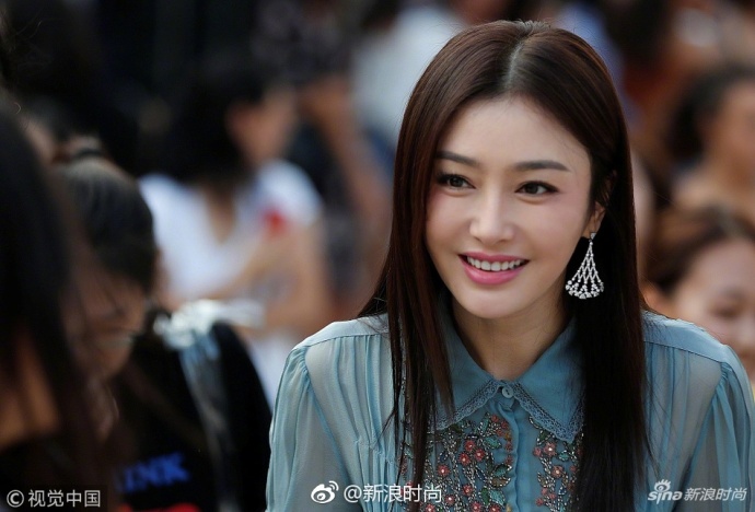 东北美女明星秦岚米兰时装周水蓝色薄纱短裙清 2