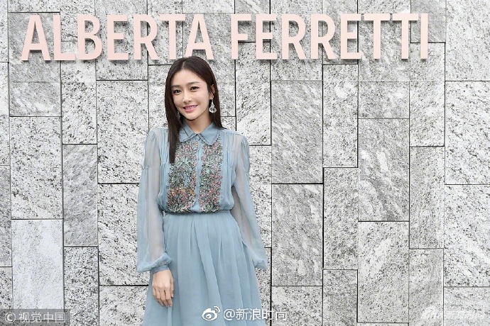 东北美女明星秦岚米兰时装周水蓝色薄纱短裙清 3