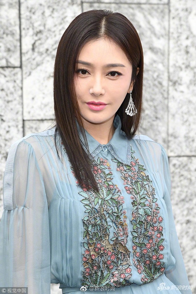 东北美女明星秦岚米兰时装周水蓝色薄纱短裙清 7