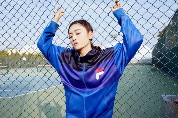 湖南美女明星刘芸秋日户外写真运动服搭配迷你 2