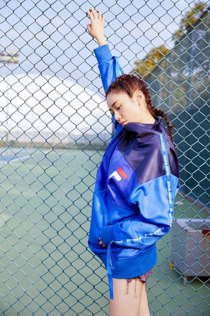 湖南美女明星刘芸秋日户外写真运动服搭配迷你 3